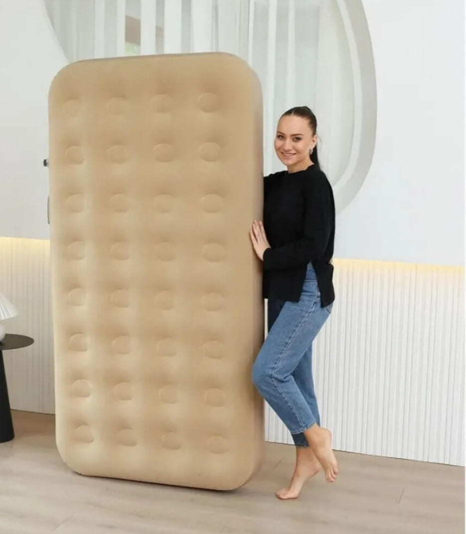 Single air mattress with built-in pump